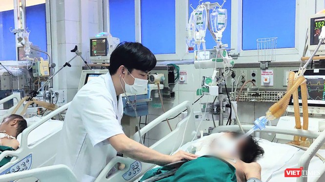 ThS. BS. Đồng Phú Khiêm chăm sóc cho bệnh nhân đang điều trị ở bệnh viện (Ảnh - Minh Thuý) 