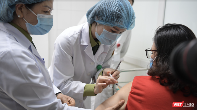 Nhân viên y tế tiêm vaccine phòng COVID-19 cho tình nguyện viên (Ảnh - Minh Thuý) 