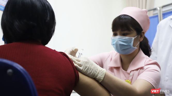 Nhân viên y tế tiêm vaccine COVID-19 cho người dân (Ảnh - Minh Thuý) 
