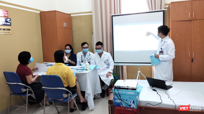 Bác sĩ hướng dẫn tình nguyện viên tự kiểm tra sức khoẻ sau tiêm vaccine phòng COVID-19 COVIVAC (Ảnh - Minh Thuý) 