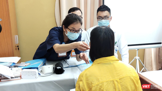Nhân viên y tế kiểm tra sức khoẻ cho tình nguyện viên sau tiêm vaccine phòng COVID-19 COVIVAC (Ảnh - Minh Thuý) 