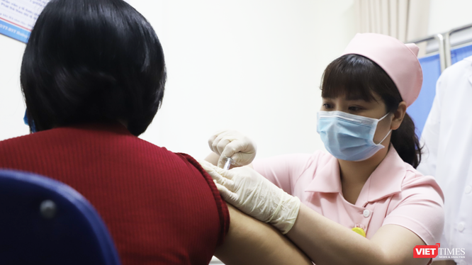 Nhân viên y tế tiêm vaccine phòng COVID-19 cho tình nguyện viên (Ảnh - Minh Thuý) 