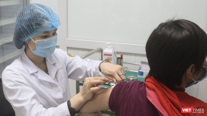 Nhân viên y tế tiêm vaccine COVID-19 Nanocovax cho tình nguyện viên (Ảnh - Minh Thuý) 