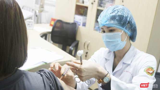 Nhân viên y tế tiêm vaccine phòng COVID-19 cho tình nguyện viên (Ảnh - Minh Thuý) 
