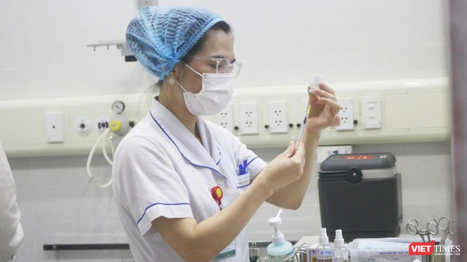 Nhân viên y tế chuẩn bị tiêm vaccine (Ảnh - Minh Thuý)