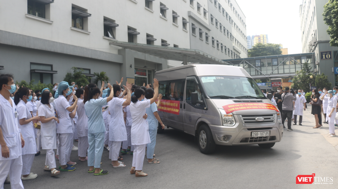 Đoàn 35 bác sĩ, điều dưỡng ở Bệnh viện Hữu Nghị lên đường vào TP. HCM chống dịch (Ảnh - Minh Thuý) 
