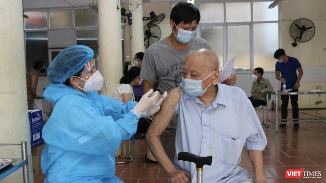Nhân viên y tế tiêm vaccine COVID-19 cho người cao tuổi (Ảnh - Minh Thuý) 