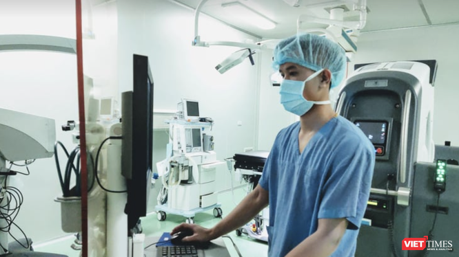 Nhân viên y tế vận hành trang thiết bị y tế, máy móc hiện đại (Ảnh - Minh Thuý) 