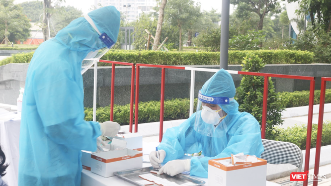 Nhân viên y tế phân loại mẫu xét nghiệm COVID-19 (Ảnh - Minh Thuý) 