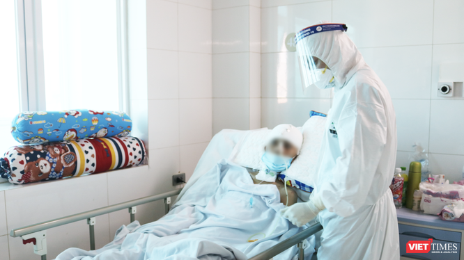Bác sĩ chăm sóc cho bệnh nhân mắc bệnh nặng từ BV Hữu nghị Việt Đức chuyển sang (Ảnh - Minh Thuý) 