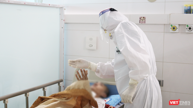 Bác sĩ chăm sóc bệnh nhân trong khu cách ly phòng COVID-19 (Ảnh - Minh Thuý) 