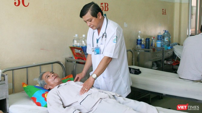 Bác sĩ chăm sóc cho bệnh nhân sốt xuất huyết. Ảnh: Minh Thảo 