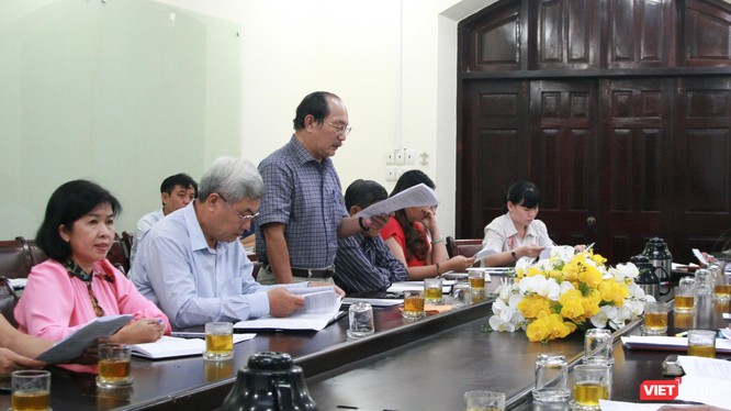 Ông Tạ Tân (áo kẻ caro) Trưởng Phòng GD&ĐT quận Tân Phú báo cáo tại hội nghị