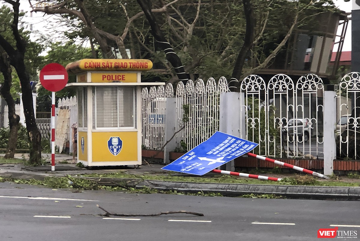 Đà Nẵng như bãi chiến trường sau trận "càn quét" của siêu bão số 9 ảnh 11