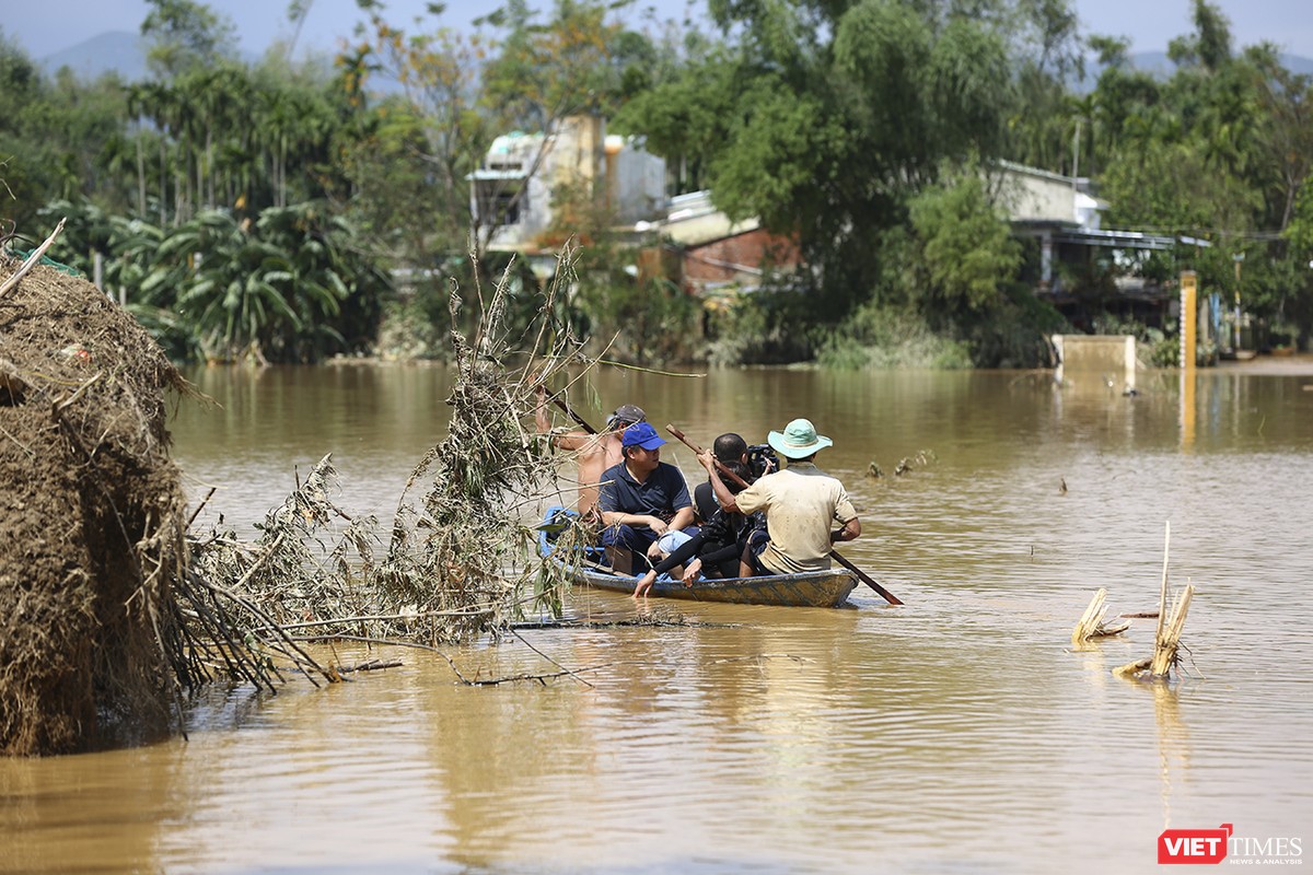 Quảng Nam: Thủy điện Đắk Mi 4 xả lũ, hạ du sông Vu Gia chìm trong nước ảnh 9