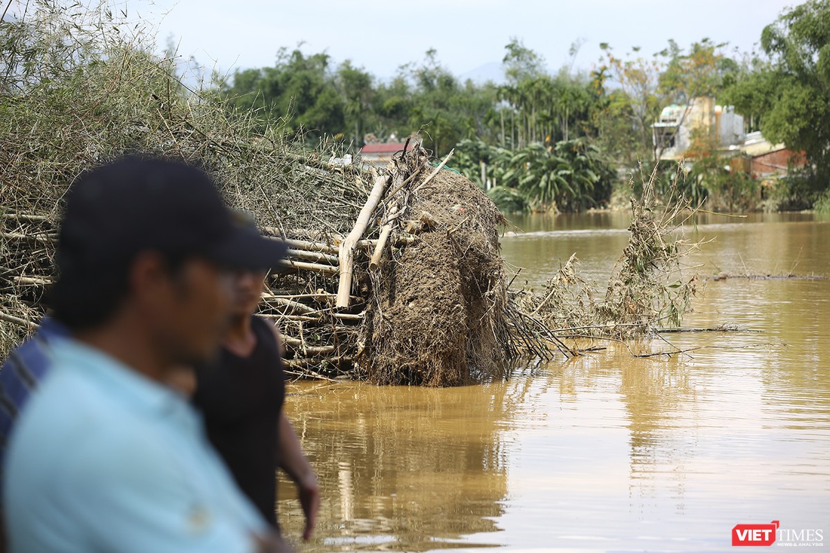 Quảng Nam: Thủy điện Đắk Mi 4 xả lũ, hạ du sông Vu Gia chìm trong nước ảnh 13