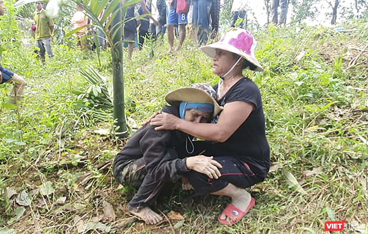 Cận cảnh cứu hộ nạn nhân sạt lở đất ở Trà Leng ảnh 15