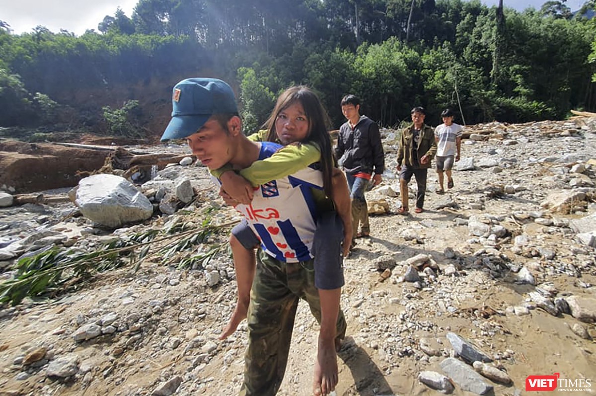 Cận cảnh cứu hộ nạn nhân sạt lở đất ở Trà Leng ảnh 11