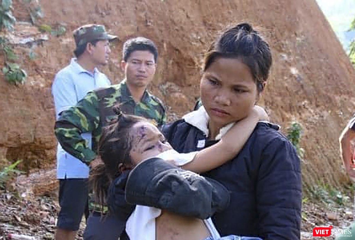 Cận cảnh cứu hộ nạn nhân sạt lở đất ở Trà Leng ảnh 16