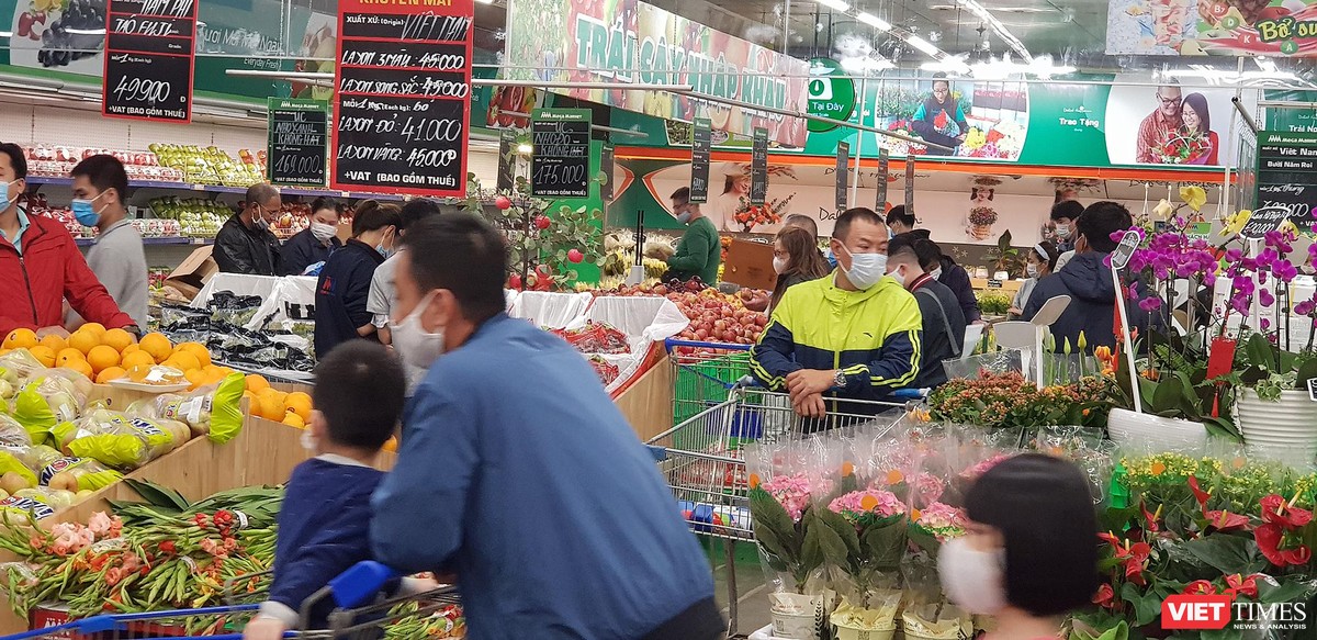 Chùm ảnh siêu thị ngày 28 Tết nhộn nhịp như chưa có dịch Covid-19, vài em bé không đeo khẩu trang ảnh 5