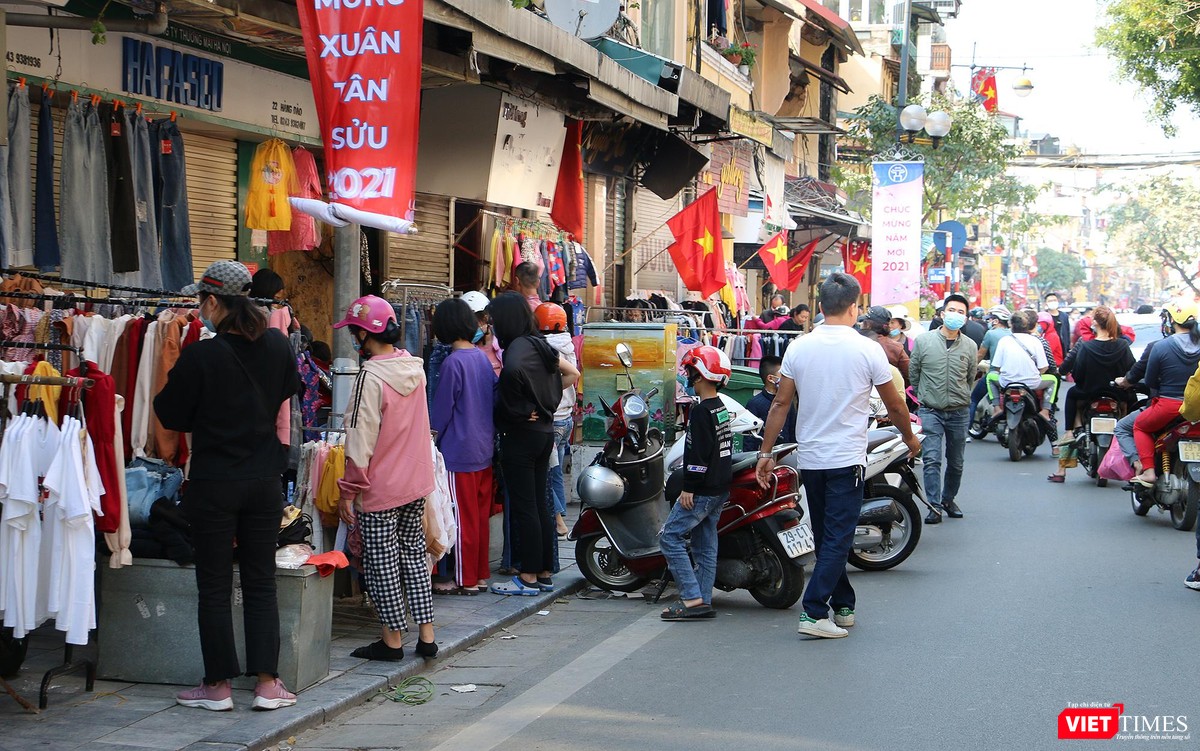 Hà Nội chiều 30 Tết: phố phường nhộn nhịp người chụp ảnh, mua sắm ảnh 16