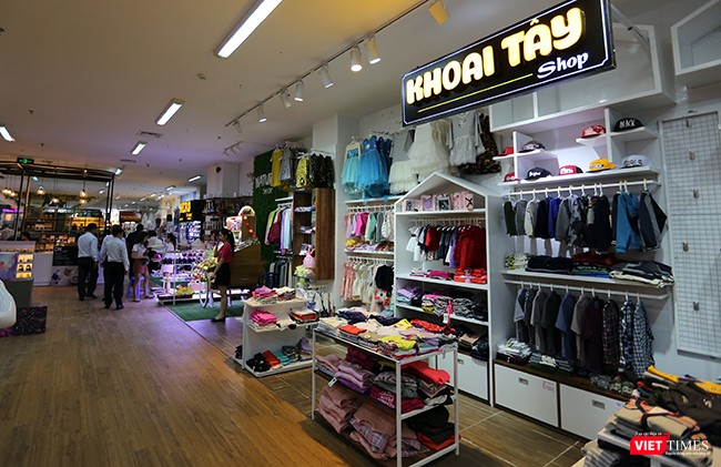 Một góc không gian mua sắm tại Khu phức hợp Thương xá Chợ Hàn- HAN SHOPPING COMPLEX