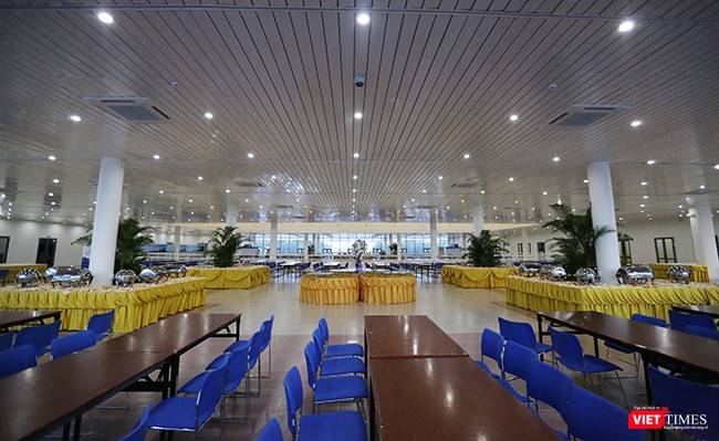 Tầng 2 gồm khu ăn uống, phòng họp, phòng Ban Giám đốc, phòng Ban Thư ký, phòng y tế, khu điều hành,...