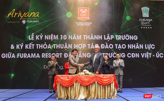 Cũng trong khuôn khổ sự kiện, dưới sự chứng kiến của Lãnh đạo các Sở ban ngành, các cơ quan đoàn thể và doanh nghiệp trên địa bàn, Khu nghỉ mát Furama Resort Đà Nẵng và Trường Cao Đẳng Nghề Việt-Úc đã tổ chức Lễ ký kết thỏa thuận hợp tác đào tạo nhân sự cho Dự án Ariyana Beach Resort Đà Nẵng