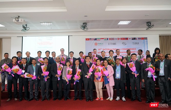 Các chuyên gia tham dự Hội thảo chụp ảnh lưu niệm
