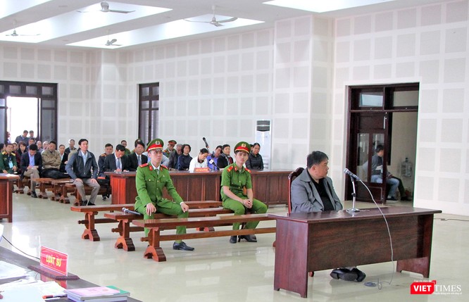 Quang cảnh phiên tòa
