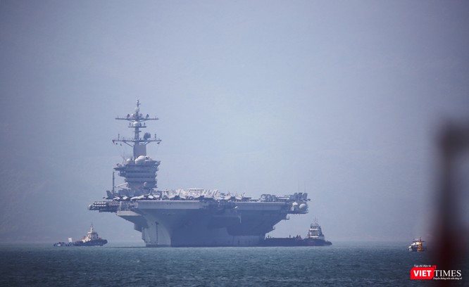 Cận cảnh siêu tàu sân bay Mỹ USS Carl Vinson đang neo đậu Tiên Sa ảnh 3
