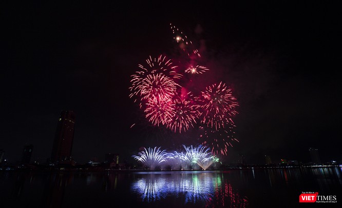Pháo hoa Đà Nẵng 2018: Mãn nhãn “Bức họa Huyền thoại của những cây cầu” ảnh 21
