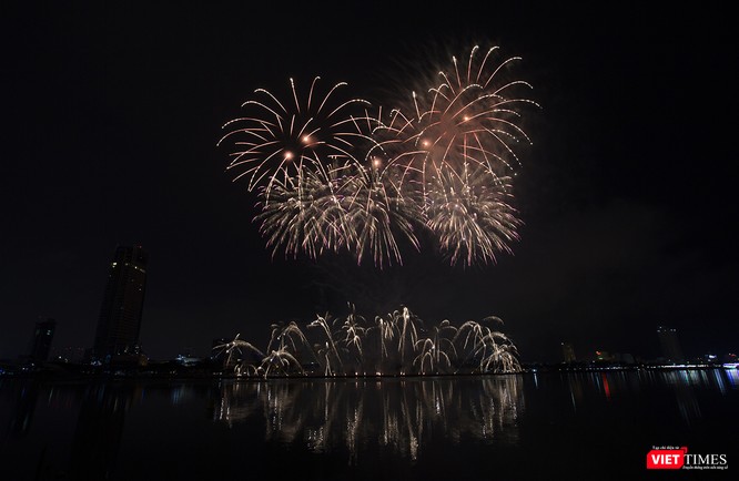 Pháo hoa Đà Nẵng 2018: Mãn nhãn “Bức họa Huyền thoại của những cây cầu” ảnh 26