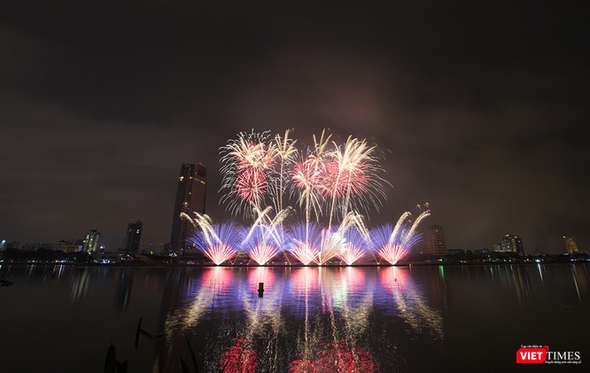 Pháo hoa Đà Nẵng 2018: Cận cảnh hàng vạn người nhún nhảy cùng đội Ba Lan bên “những cây cầu huyền thoại“ ảnh 5