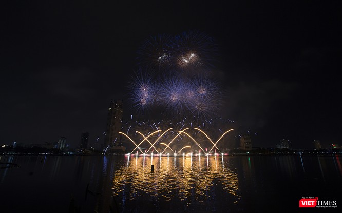 Pháo hoa Đà Nẵng 2018: Cận cảnh hàng vạn người nhún nhảy cùng đội Ba Lan bên “những cây cầu huyền thoại“ ảnh 19
