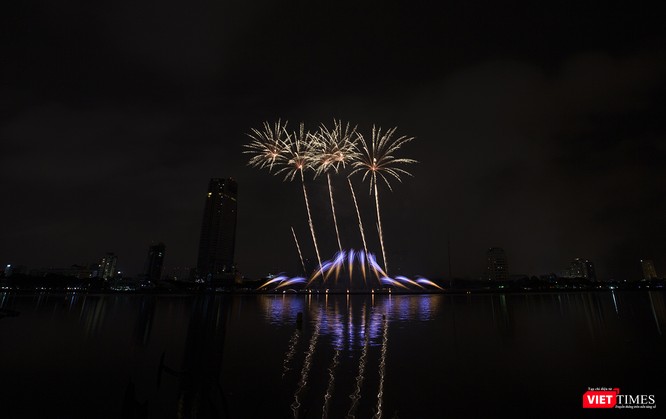 Pháo hoa Đà Nẵng 2018: Cận cảnh hàng vạn người nhún nhảy cùng đội Ba Lan bên “những cây cầu huyền thoại“ ảnh 20