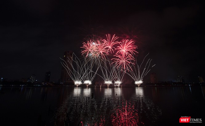 Pháo hoa Đà Nẵng 2018: Cận cảnh hàng vạn người nhún nhảy cùng đội Ba Lan bên “những cây cầu huyền thoại“ ảnh 21