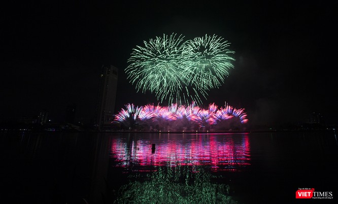 Pháo hoa Đà Nẵng 2018: Cận cảnh hàng vạn người nhún nhảy cùng đội Ba Lan bên “những cây cầu huyền thoại“ ảnh 32