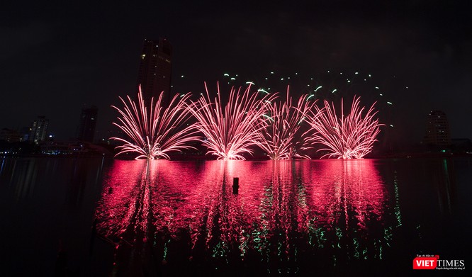 Pháo hoa Đà Nẵng 2018: Cận cảnh hàng vạn người nhún nhảy cùng đội Ba Lan bên “những cây cầu huyền thoại“ ảnh 3