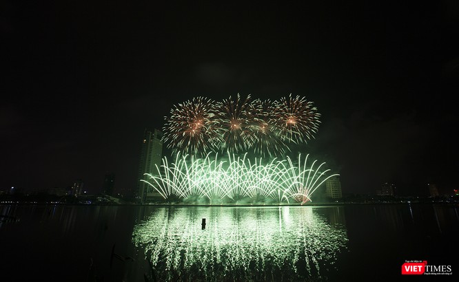 Pháo hoa Đà Nẵng 2018: Cận cảnh hàng vạn người nhún nhảy cùng đội Ba Lan bên “những cây cầu huyền thoại“ ảnh 7