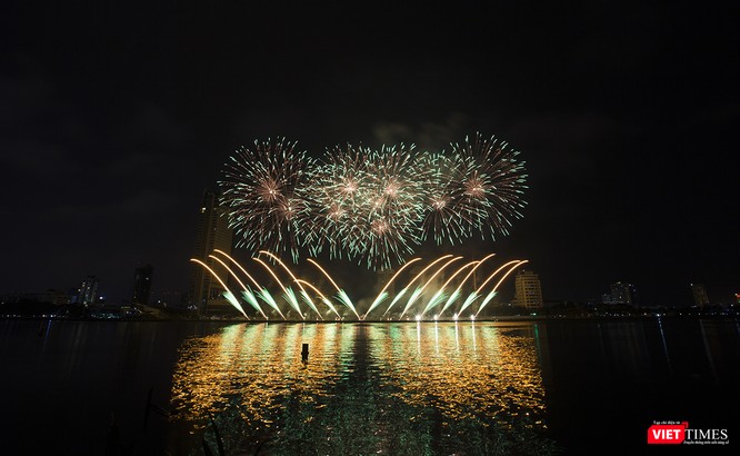 Pháo hoa Đà Nẵng 2018: Cận cảnh hàng vạn người nhún nhảy cùng đội Ba Lan bên “những cây cầu huyền thoại“ ảnh 4