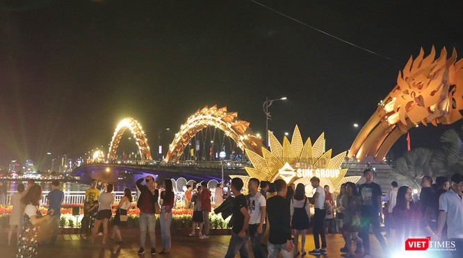 Đà Nẵng: Người dân đổ ra đường đón giao thừa ảnh 2