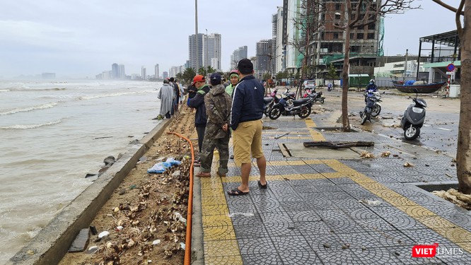 Đà Nẵng ngổn ngang sau khi bão số 13 lướt qua ảnh 1