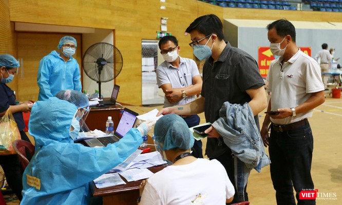 Ảnh: Đà Nẵng ngày đầu tiêm vaccine COVID-19 Spikevax trong cộng đồng ảnh 37