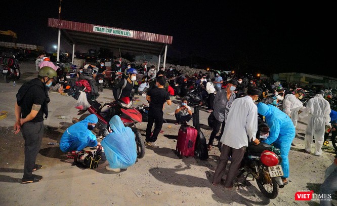 Ảnh: Đội sinh viên tình nguyện Đà Nẵng xuyên đêm tiếp sức người dân đi xe máy về quê tránh dịch ảnh 11