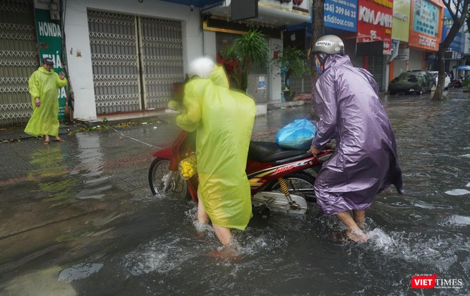 Cập nhật bão số 5 ở Đà Nẵng: Mưa lớn, gió giật mạnh, nhiều tuyến đường ngập nặng ảnh 9
