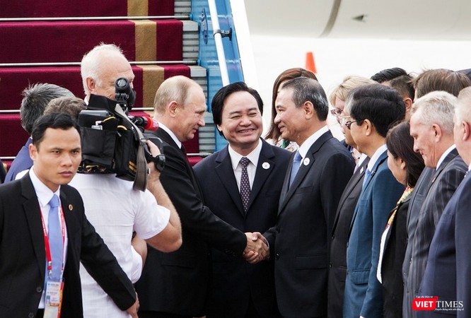 ...và bắt tay các quan chức Việt Nam ra tiếp đón ở sân bay