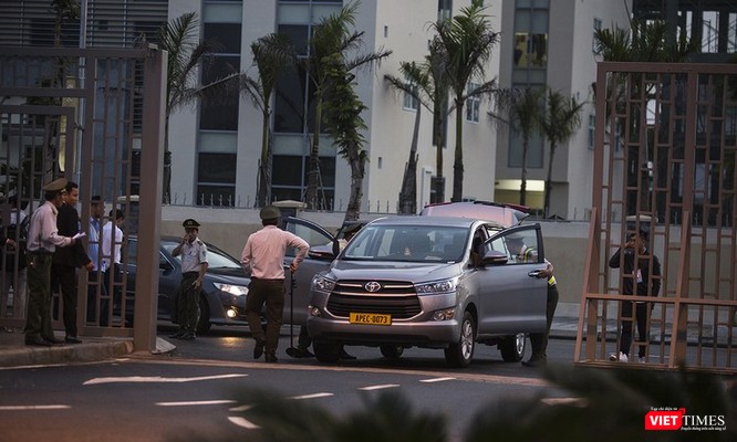 Sau đó, ông di chuyển ra xe và rời khỏi sân bay