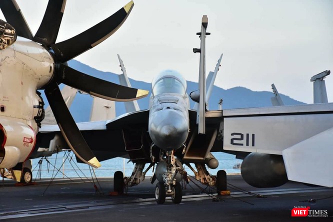 Chiêm ngưỡng tàu sân bay Mỹ USS Carl Vinson đang neo đậu ở Cảng Tiên Sa ảnh 23