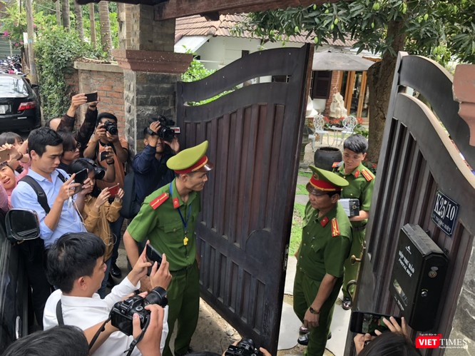 Khám xét nhà cựu Chủ tịch TP. Đà Nẵng: Công an thu giữ 1 máy tính và nhiều tài liệu ảnh 4